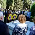  PSOE e IU conmemoran la II República en el cementerio de Sevilla