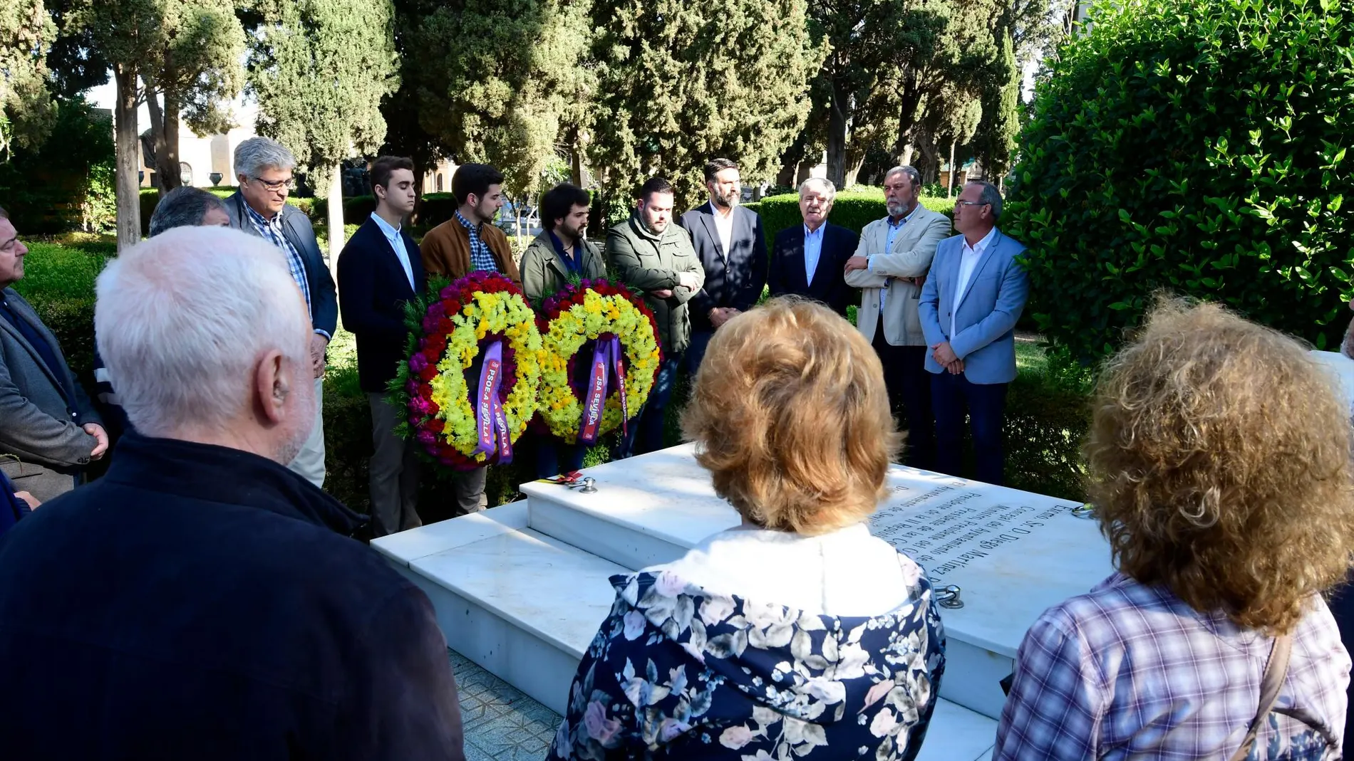 Representantes del PSOE de Sevilla, UGT y CCOO han hecho una ofrenda floral en la tumba de Diego Martínez Barrios/ Fotot: K-Imagen