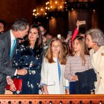 Los Reyes acompañados por sus hijas, la Princesa Leonor y la Infanta Sofía, y la Reina Doña Sofía