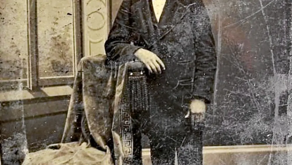 Retrato de de Jesse James a los 14 años o, lo que es lo mismo, antes de que se ciñera un revólver a la cintura. La mitificación de figuras criminales de ascendencia anglosajona facilitó el olvido de la cultura española en el salvaje oeste.