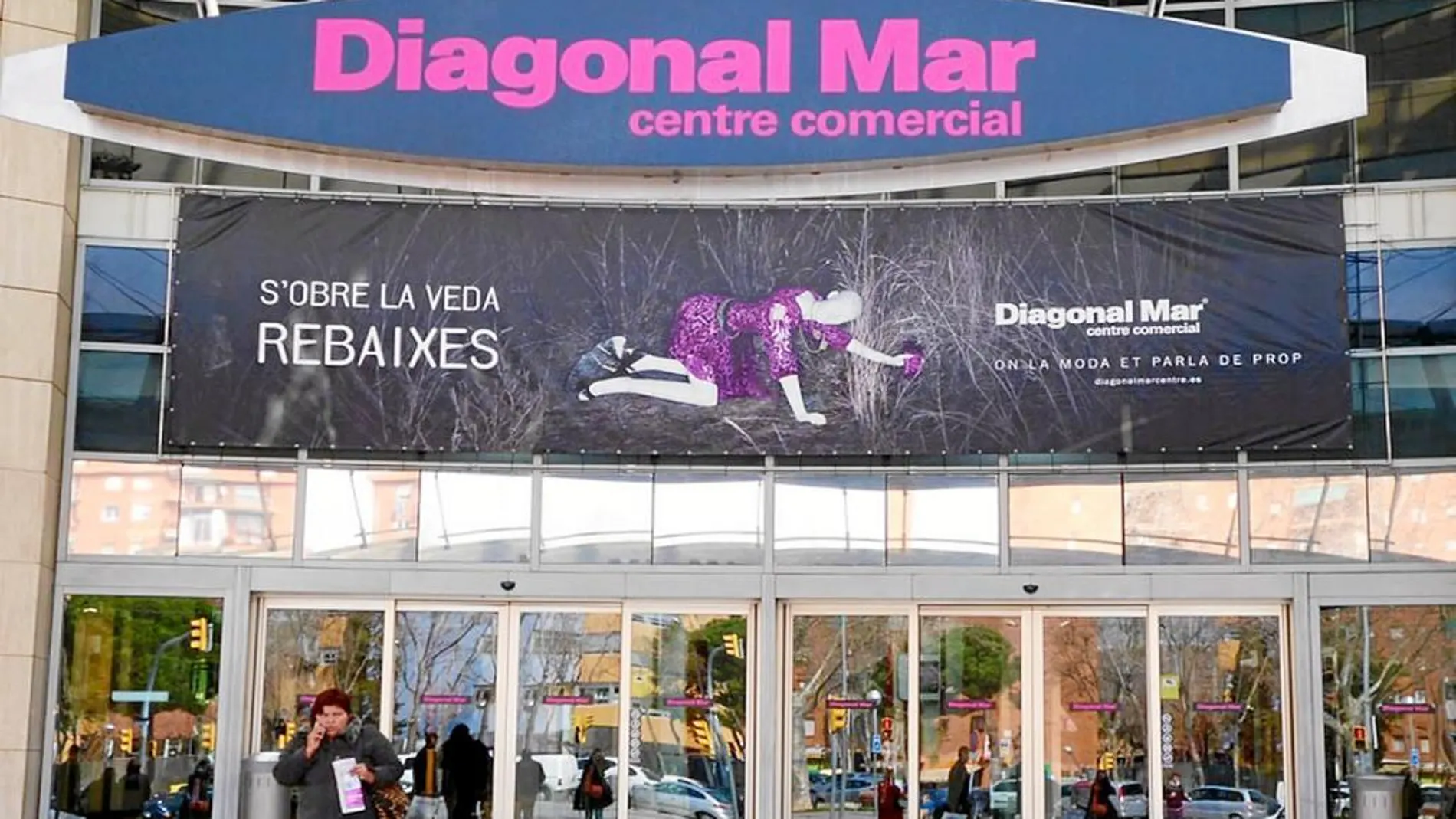 Entrada principal del centro comercial Diagonal Mar