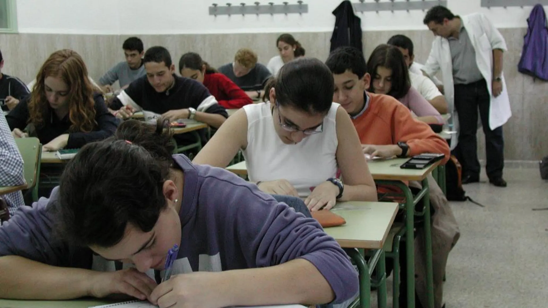 Alumnos de secundaria durante un examen