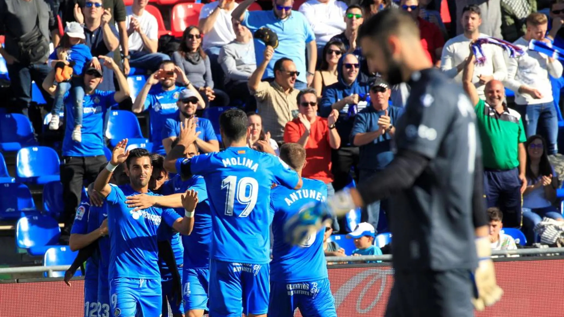 El delantero del Getafe Ángel Rodríguez celebra con su compañero Francisco Portillo (d) su segundo gol marcado ante el Alavés, el cuarto del conjunto azulón
