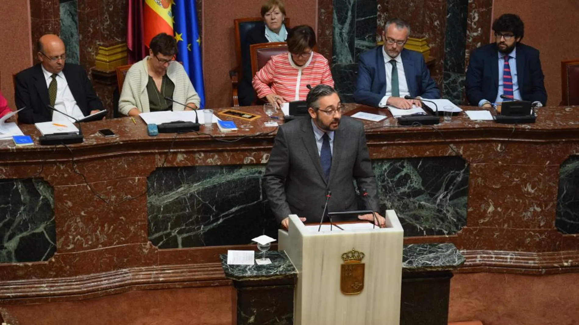 El portavoz del Grupo Parlamentario Popular, Víctor Martínez, en la tribuna parlamentaria