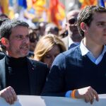 El presidente de Ciudadanos (Cs), Albert Rivera junto al ex primer ministro socialista francés Manuel Valls (i)