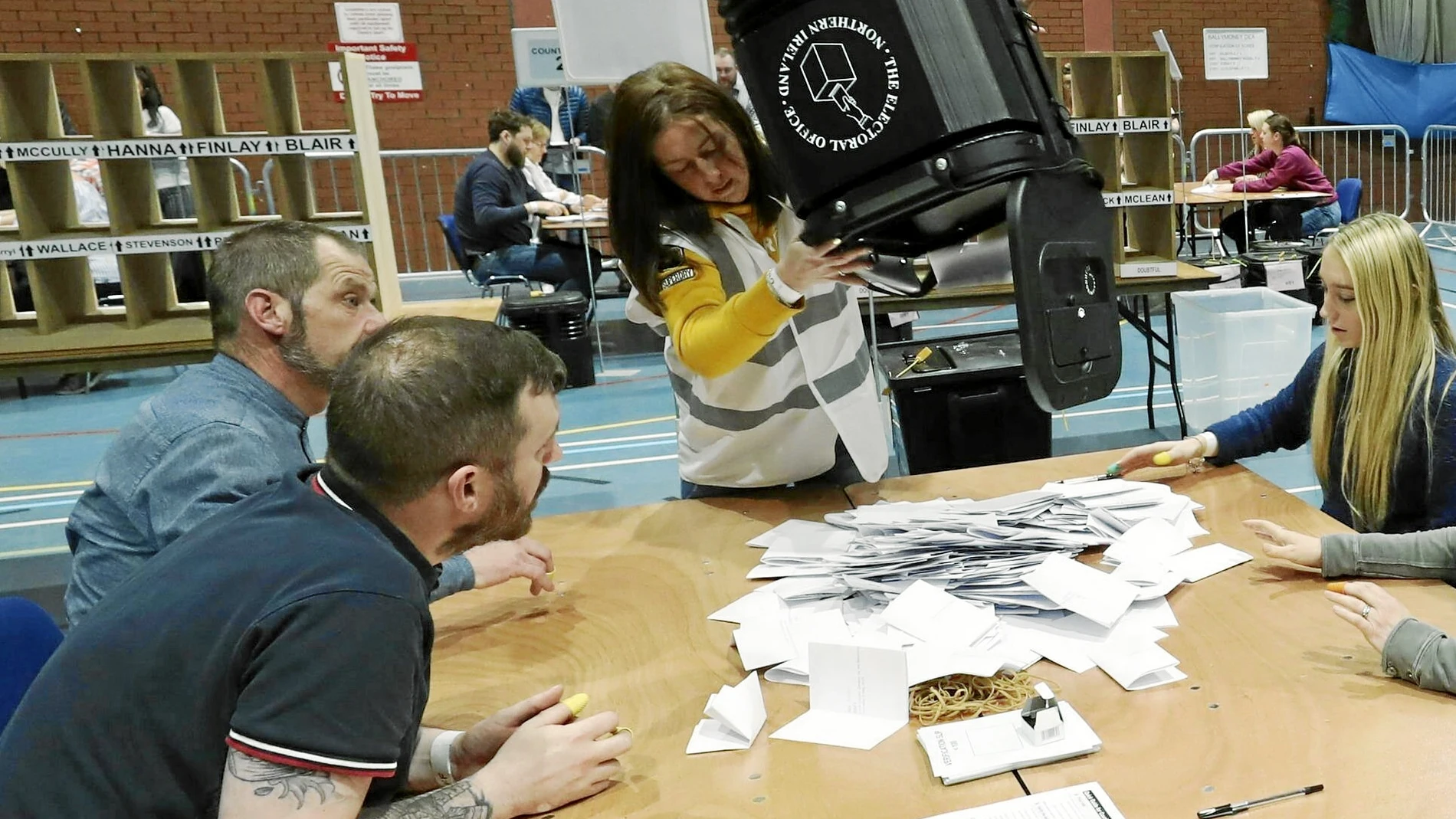 Como en este colegio electoral del área de Londoderry (Ulster), el recuento de las elecciones municipales del jueves no empezó hasta ayer / Ap