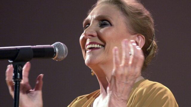 La cantante María Dolores Pradera, durante su actuación en el Palacio de Congresos de Santiago, donde comenzó la gira española en la que interpretaba las canciones de "Esencia de mujer"/ Efe