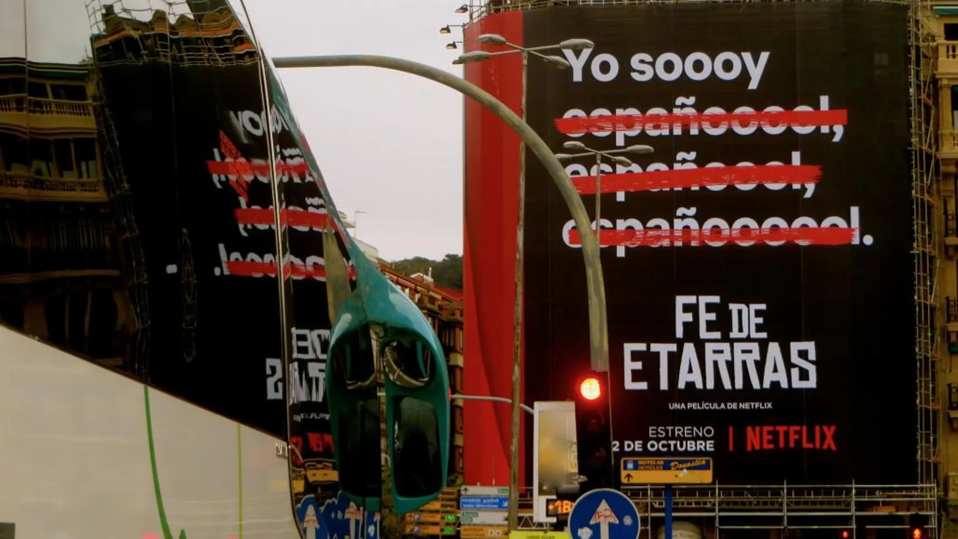 Imagen del polémico cartel de Netflix en un edificio de San Sebastián