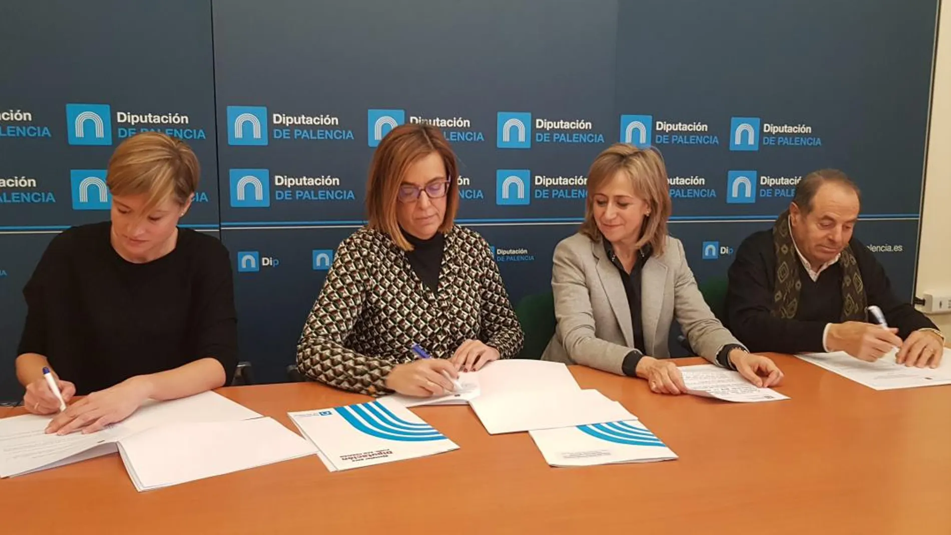 Ángeles Armisén firma los acuerdos con la Fundación San Cebrián y AFA Guardo