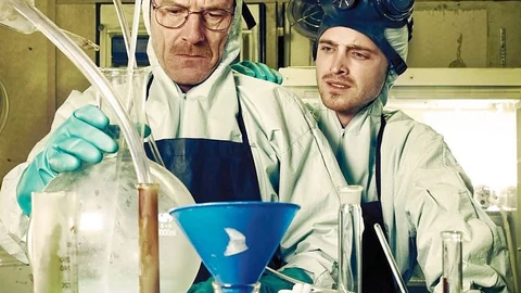 A la izda, Bryan Cranston y detrás, Aaron Paul