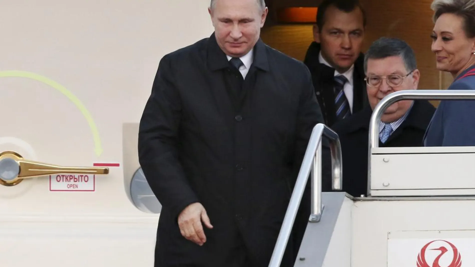 El presidente ruso, Vladímir Putin, llega al aeropuerto Yaaguchiube en Ube, oeste de Japón, hoy, 15 de diciembre de 2016