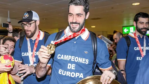 El capitán Raúl Entrerríos muestra el oro conquistado en Zagreb