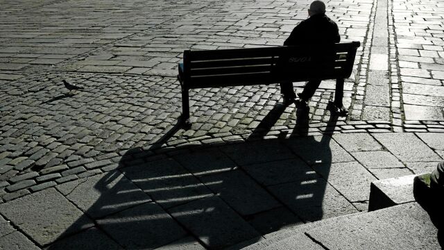 Urge un comportamiento más solidario con las personas mayores. Un trabajo que algunos colectivos han comenzado a realizar