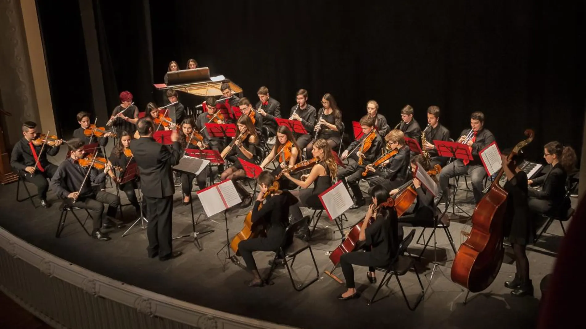 Manuel Alejandre durante un ensayo de la Sinfonietta de Ponferrada