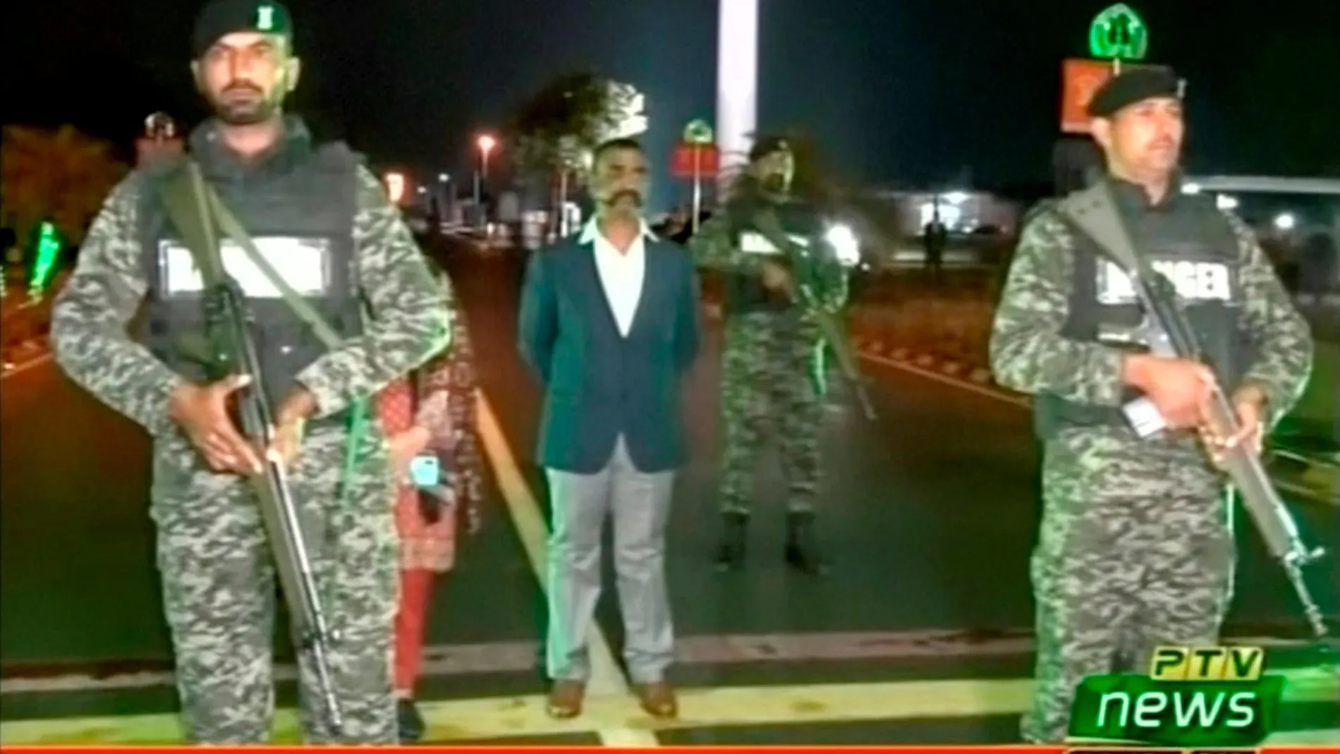 El comandante indio Abhinandan Varthaman llegó vestido civil a la frontera