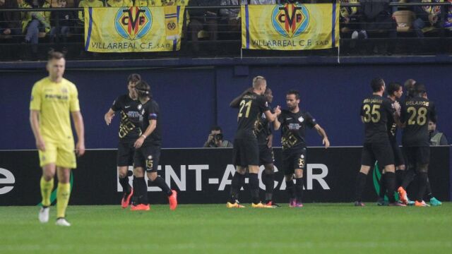 Los jugadores del Osmanlispor celebran un gol ante el Villarreal