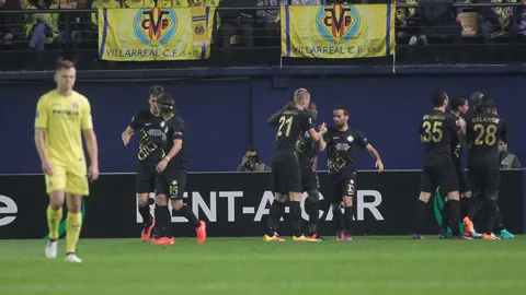 Los jugadores del Osmanlispor celebran un gol ante el Villarreal