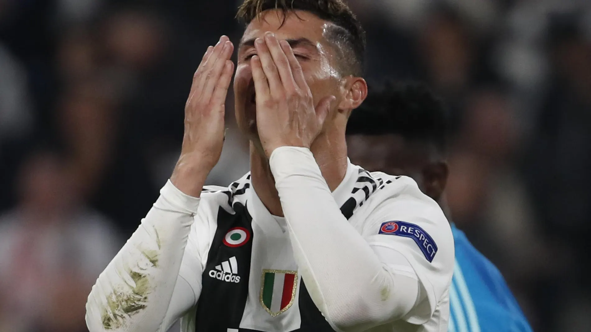 Cristiano Ronaldo se lamenta después de una ocasión fallada