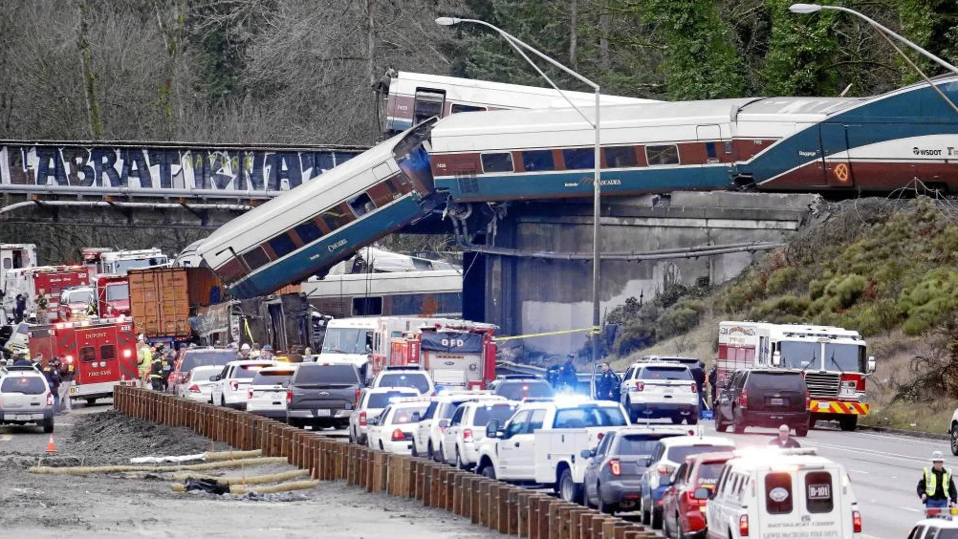 Imagen del tren descarrilado en el sur de Seattle, ayer, a primera hora de la mañana