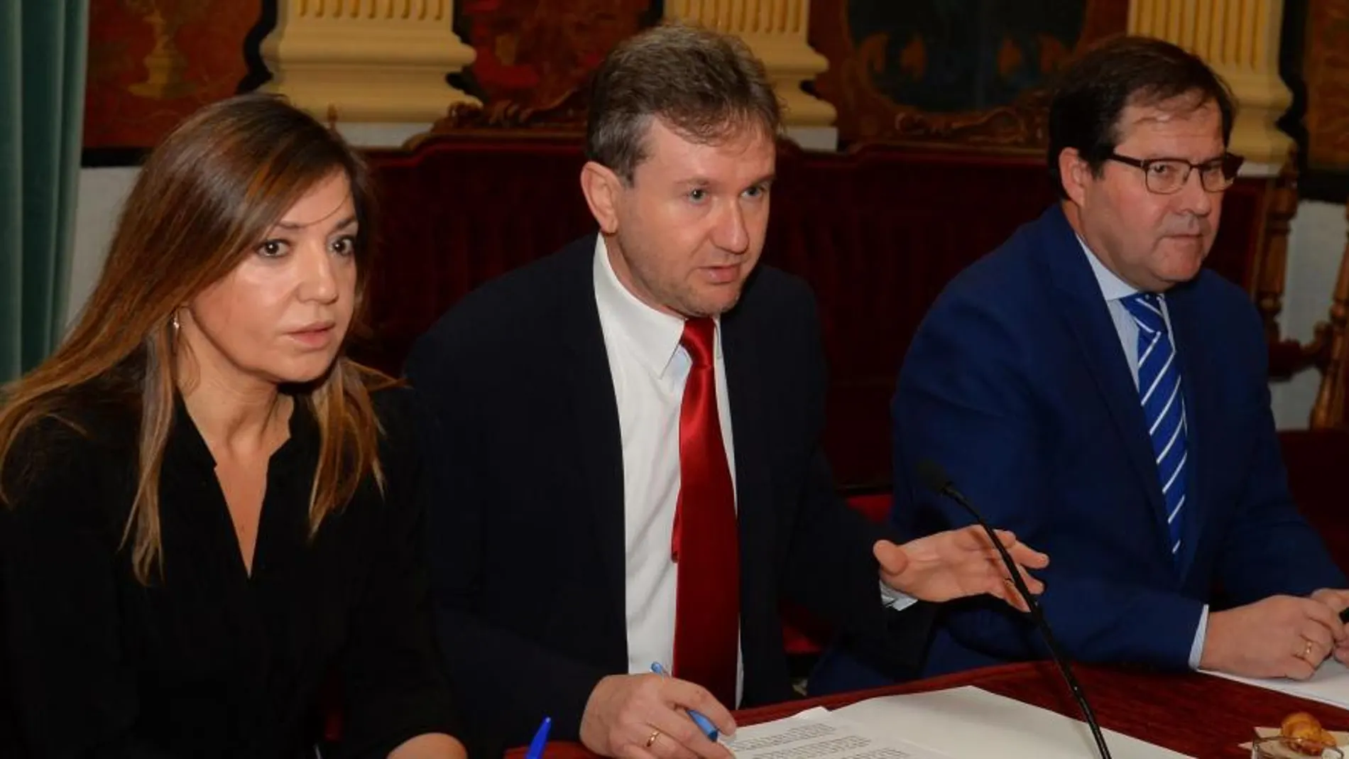 El alcalde de Burgos, Javier Lacalle, explica, junto a Salvador de Foronda y Carolina Blasco, los retos del Ayuntamiento para el próximo año