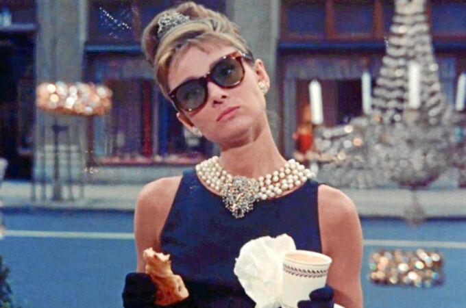Audrey Hepburn, protagonista junto a George Peppard de «Desayuno con diamantes», película de 1961 que llegó a nuestro país seis años después
