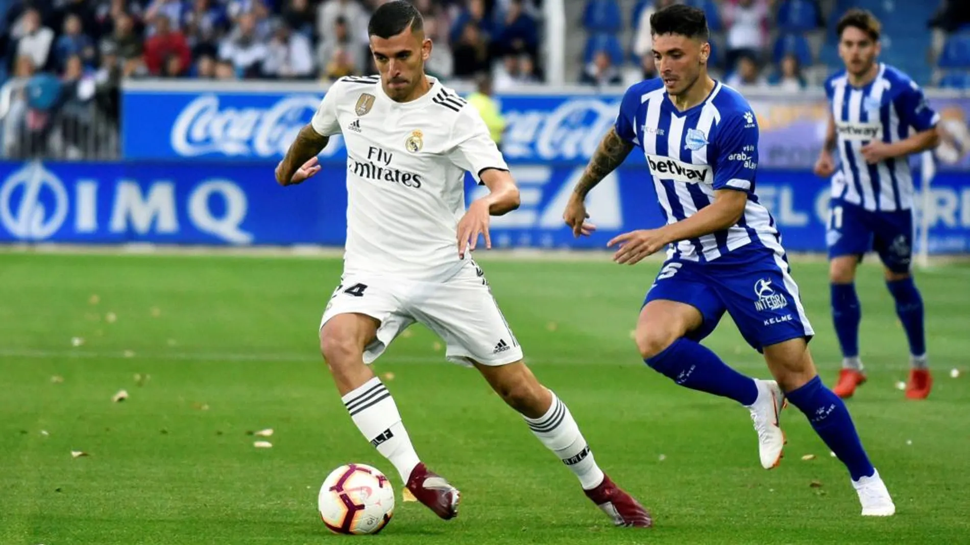 El defensa francés del Real Madrid, Raphaël Varane, lucha por el balón frente al centrocampista del Deportivo Alavés, Jony Rodríguez / Foto. Efe