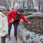 La concejala de Medio Ambiente, Ana Franco, visita las flores plantadas en el Parque San Francisco