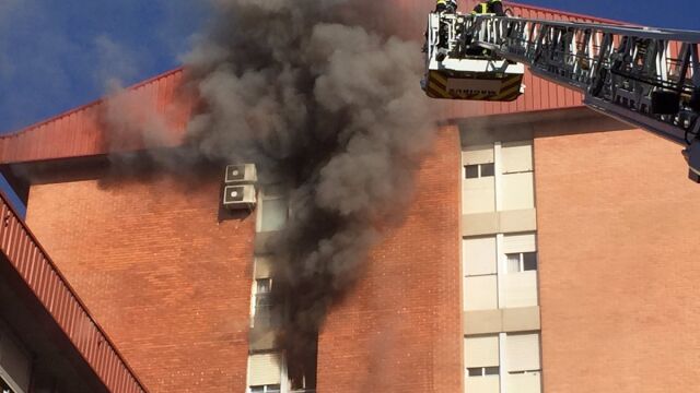 Imagen de los bomberos tratando de sofocar las llamas