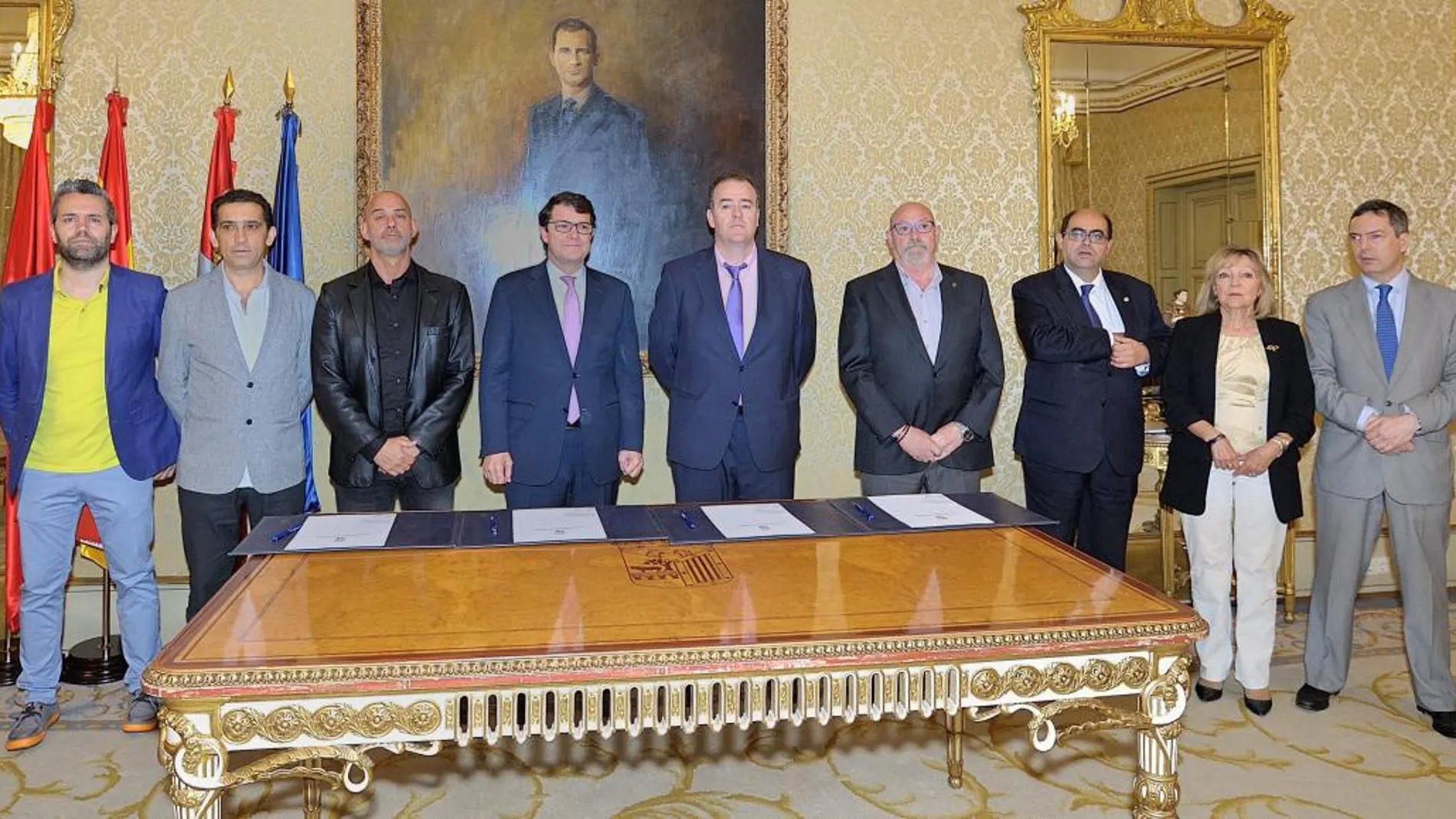 Foto de familia del alcalde Alfonso Fernández Mañueco con representantes sindicales y de la patronal, ayer en el Ayuntamiento de Salamanca, tras firmar el acuerdo / Ayto. Salamanca