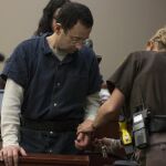 Una oficial ajusta las esposas al médico Larry Nassar en la corte.