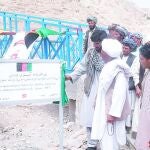 Las tropas españolas inauguran una pasarela en Abzi-Khuda para que los niños puedan llegar a la escuela