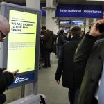 Viajeros que tenían billete para alguno de los trenes cancelados esperan en la terminal de Londres, St. Pancras