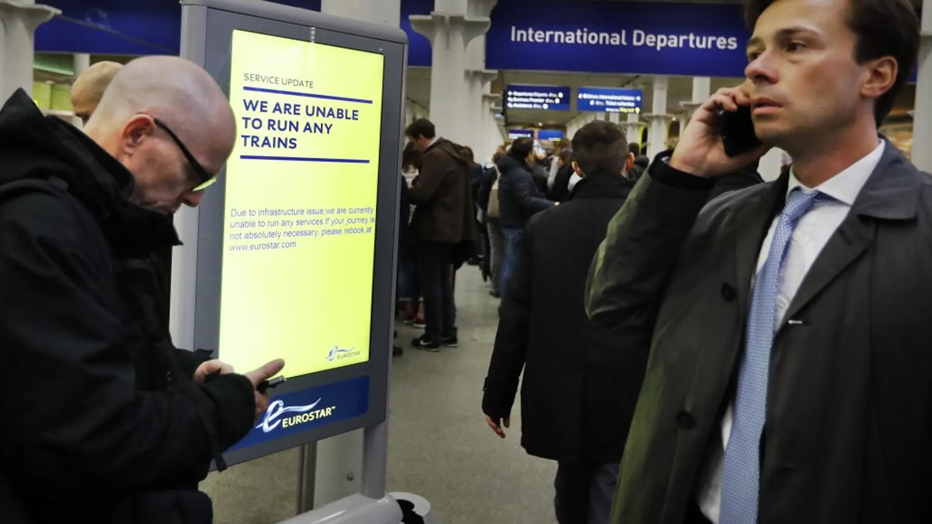 Viajeros que tenían billete para alguno de los trenes cancelados esperan en la terminal de Londres, St. Pancras