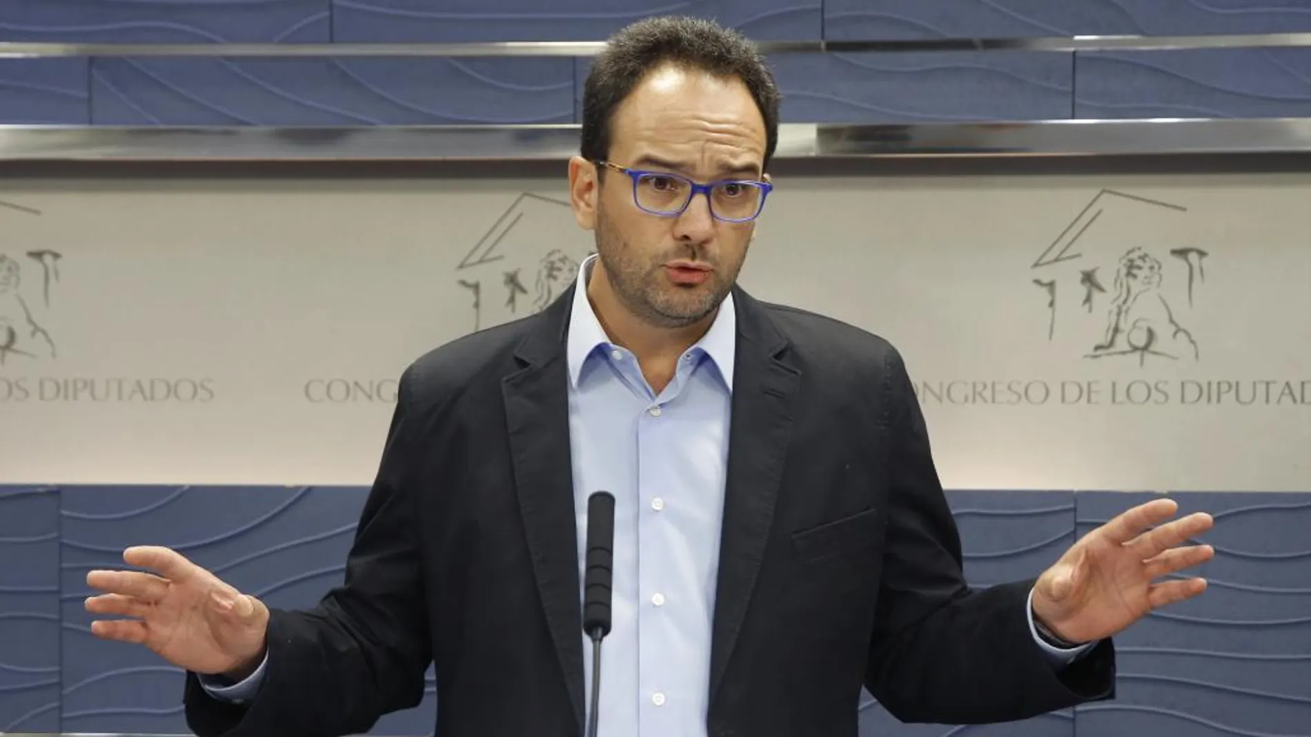 El portavoz del PSOE, Antonio Hernando, durante la rueda de prensa que ofreció hoy en el Congreso.