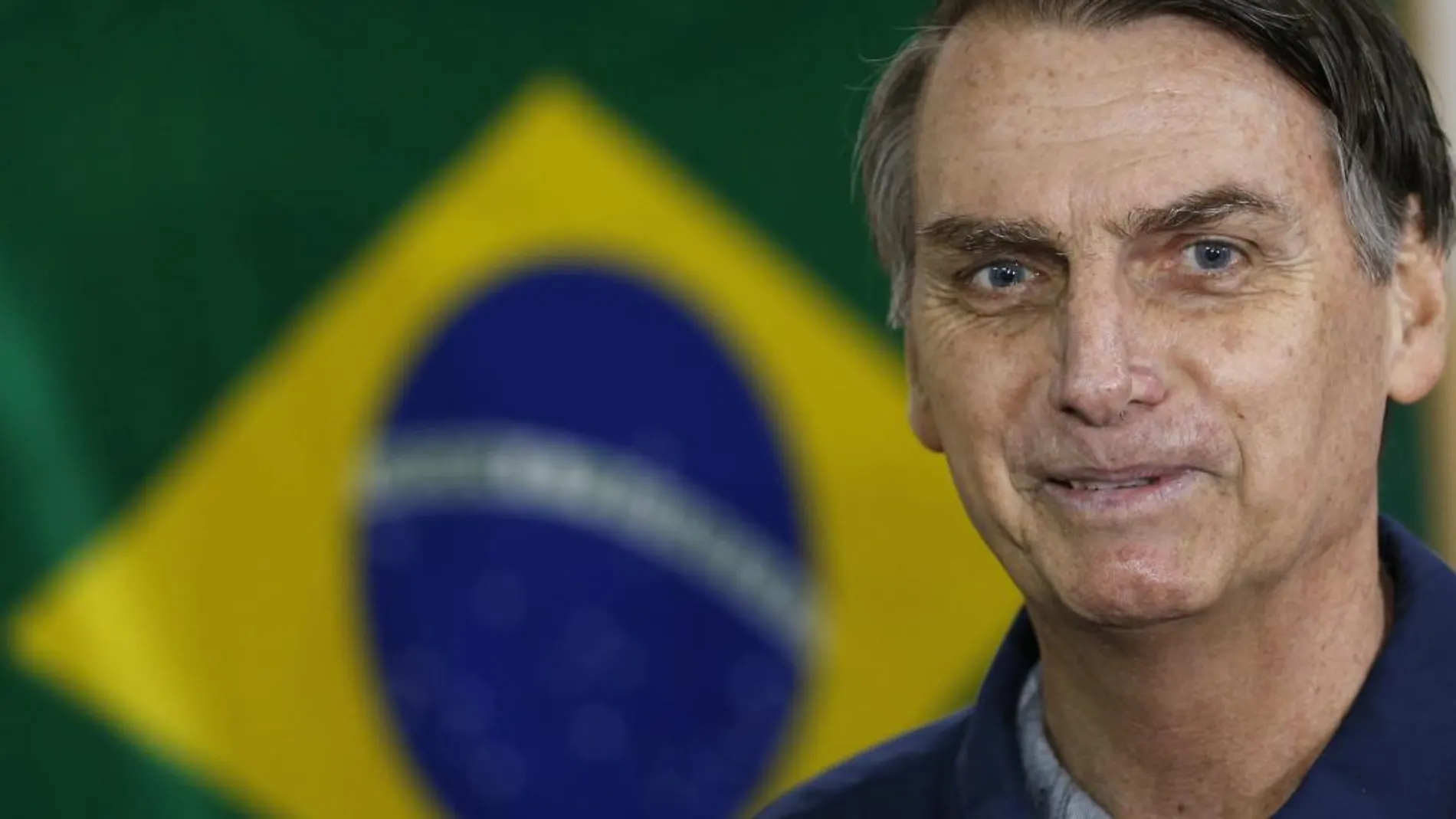 Jair Bolsonaro, del Partido Social Liberal (PSL), sonríe antes de votar en Río de Janeiro / Ap
