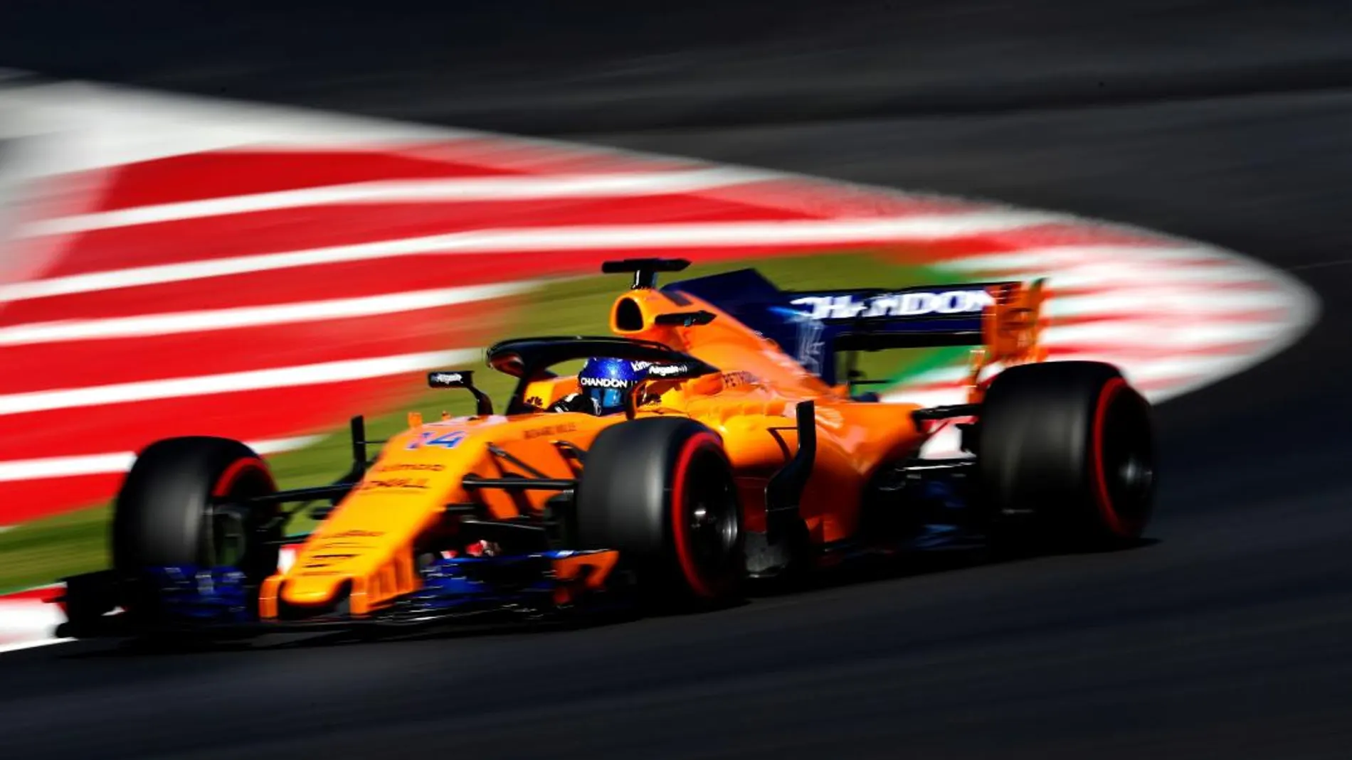 El piloto español de McLaren, Fernando Alonso, durante la segunda jornada de la segunda tanda de entrenamientos oficiales de pretemporada de formula uno