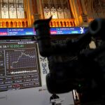Vista de un panel de la Bolsa de Madrid que refleja la evolución hoy del IBEX
