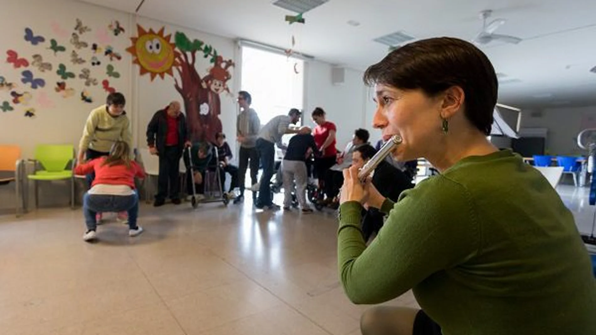 Una integrante de la Orquesta Sinfónica de Castilla y León participa en una sesión en uno de los centros especiales de la Comunidad