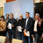 Foto de familia del alcalde Francisco Guarido con el socialista Antidio Fagúndez, primer teniente de alcalde; el portavoz de Cs, Francisco Requejo; y la concejala no adscrita, María Cruz Lucas, entre otros, tras firmar el acuerdo