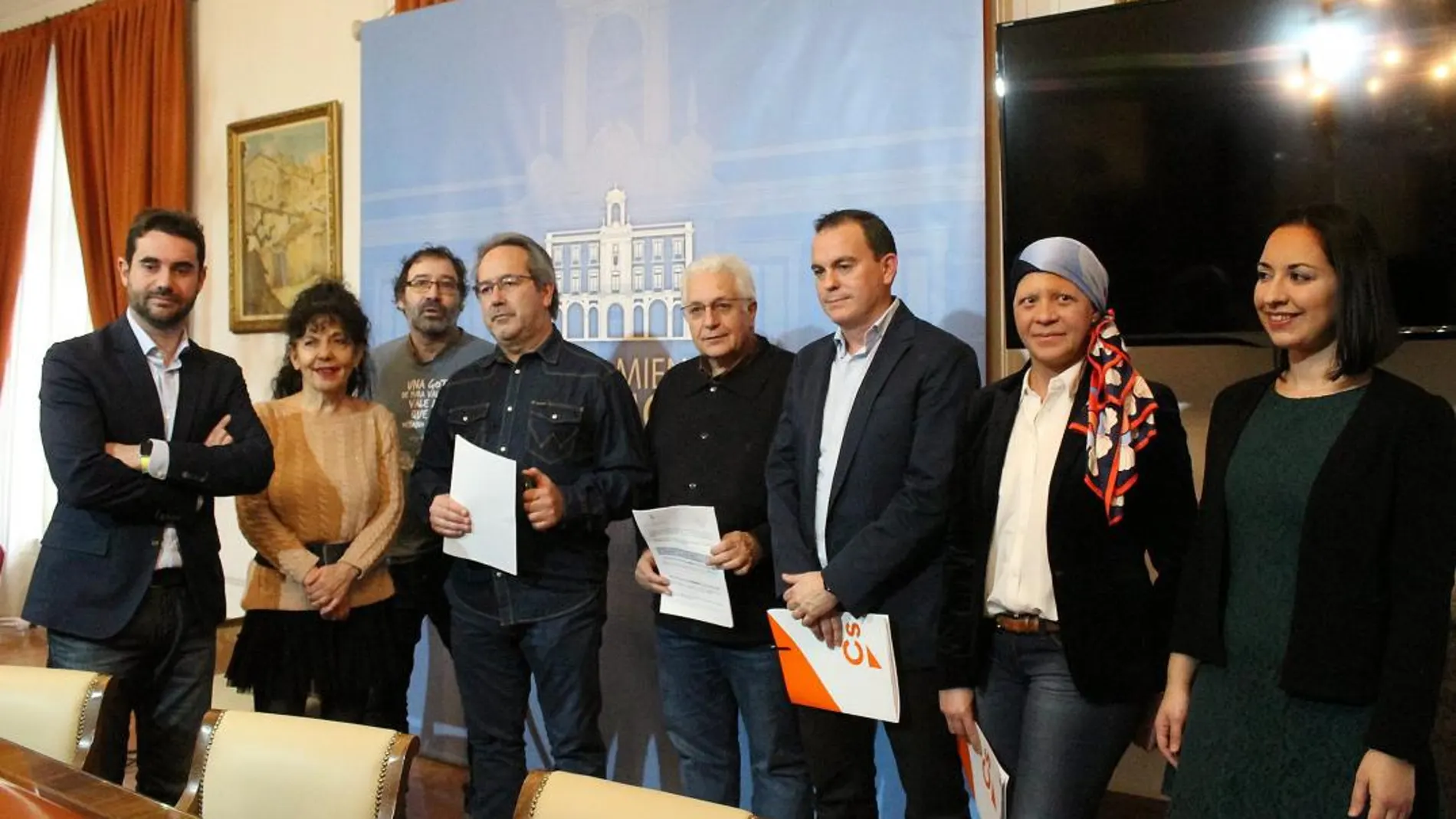 Foto de familia del alcalde Francisco Guarido con el socialista Antidio Fagúndez, primer teniente de alcalde; el portavoz de Cs, Francisco Requejo; y la concejala no adscrita, María Cruz Lucas, entre otros, tras firmar el acuerdo