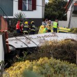 Rescatistas inspeccionan el sitio de un accidente de donde chocó un autobús de turismo este miércoles en Canico, Santa Cruz, isla Madeira (Portugal)