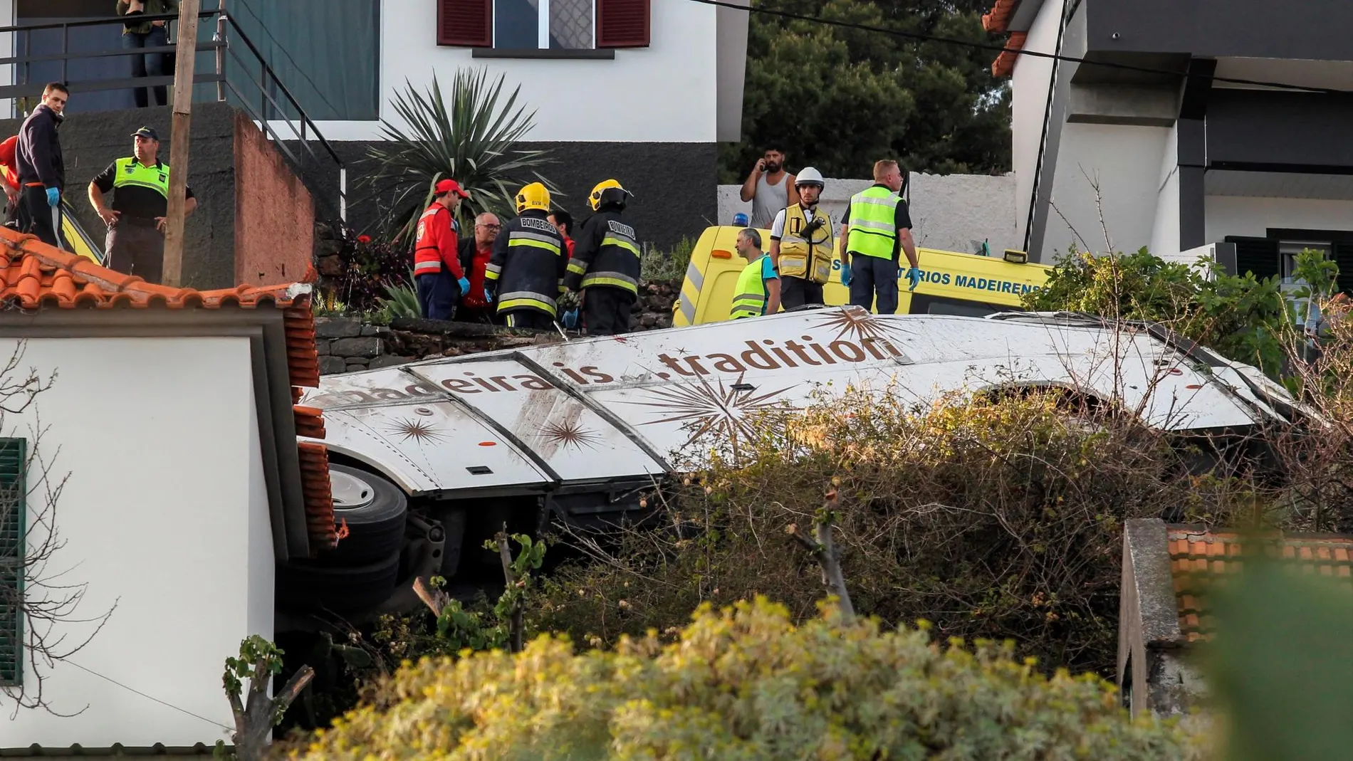 Rescatistas inspeccionan el sitio de un accidente de donde chocó un autobús de turismo este miércoles en Canico, Santa Cruz, isla Madeira (Portugal)
