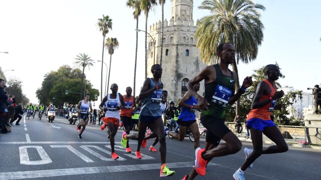 El Zurich Maratón de Sevilla a su paso por el Paseo de Colón