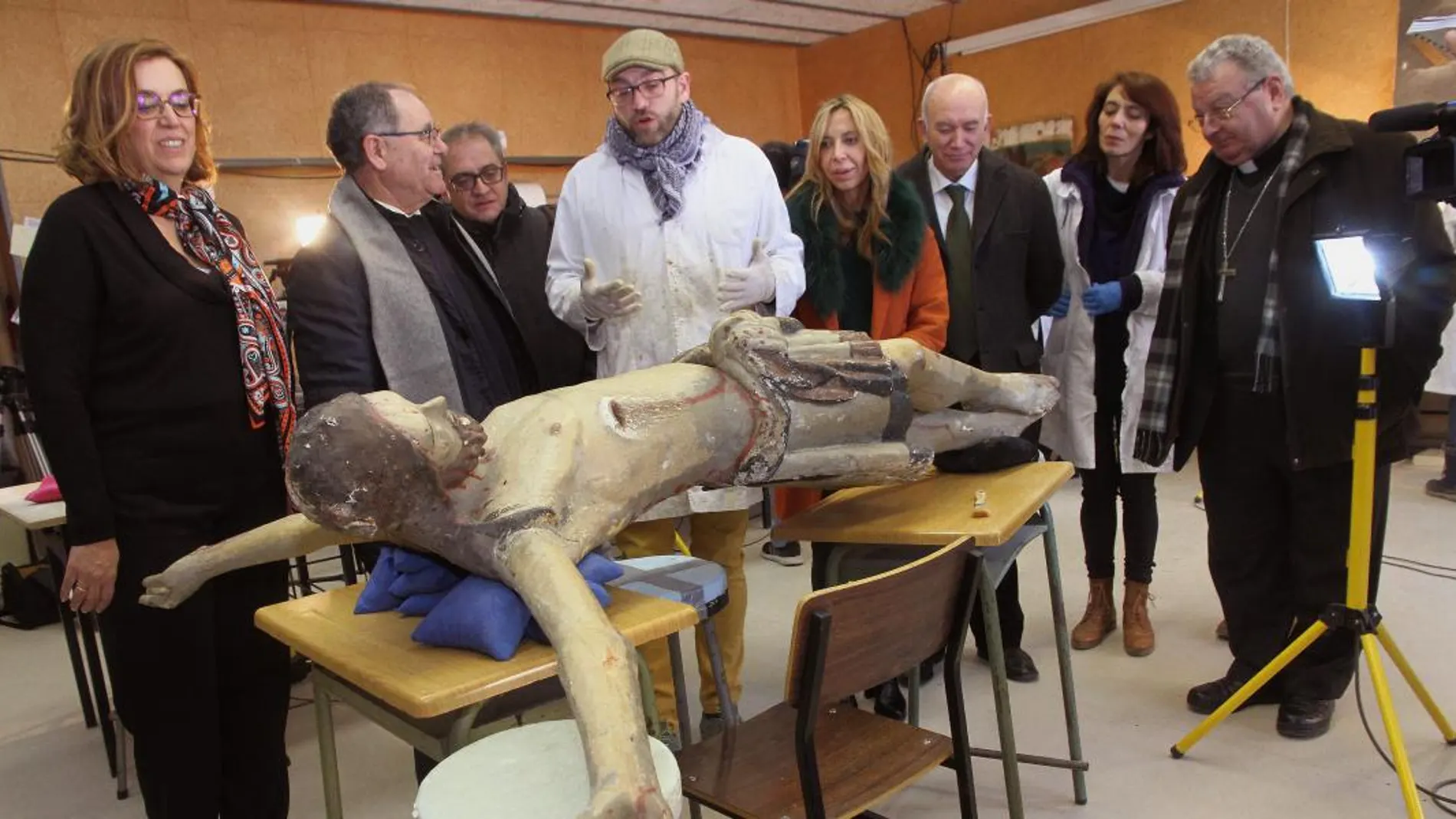 La presidenta de la Diputación de Palencia, Ángeles Armisén, junto a los diputados provinciales Carmen Fernández y Javier Villafruela, visita con el obispo de Palencia, Manuel Herrero, los trabajos que se llevan a cabo en el taller de restauración de obras de arte que impulsan ambas instituciones