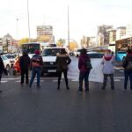 Un grupo de feministas corta el tráfico en la estación de Atocha