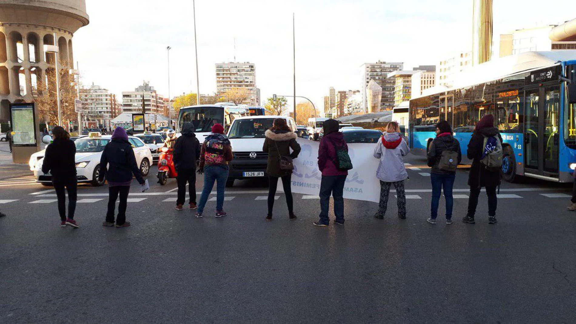 Un grupo de feministas corta el tráfico en la estación de Atocha