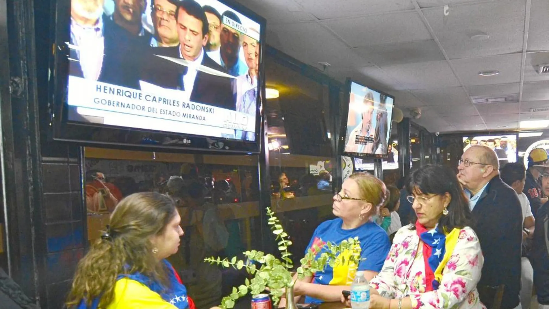 En la imagen, un grupo de venezolanos en Miami sigue la intervención de Henrique Capriles ayer desde Caracas.