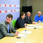 Los socialistas Luis Tudanca y Celestino Rodríguez se reunieron ayer en Valladolid con representantes de la recién creada Agrupación de Municipios Mineros de Castilla y León, que preside el concejal de Fabero y ex sindicalista minero, Pedro Monasterio.