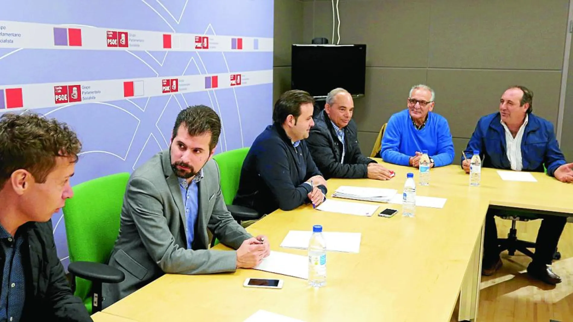 Los socialistas Luis Tudanca y Celestino Rodríguez se reunieron ayer en Valladolid con representantes de la recién creada Agrupación de Municipios Mineros de Castilla y León, que preside el concejal de Fabero y ex sindicalista minero, Pedro Monasterio.