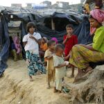 Refugiados rohinyás esperan en lo alto de una colina para colocar sus tiendas de campaña en el campamento Balukhali, en Ukhiya, Bangladesh, en noviembre